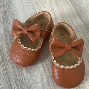 🟢Baby Girl Brown Bow Dress Shoes – Size 1